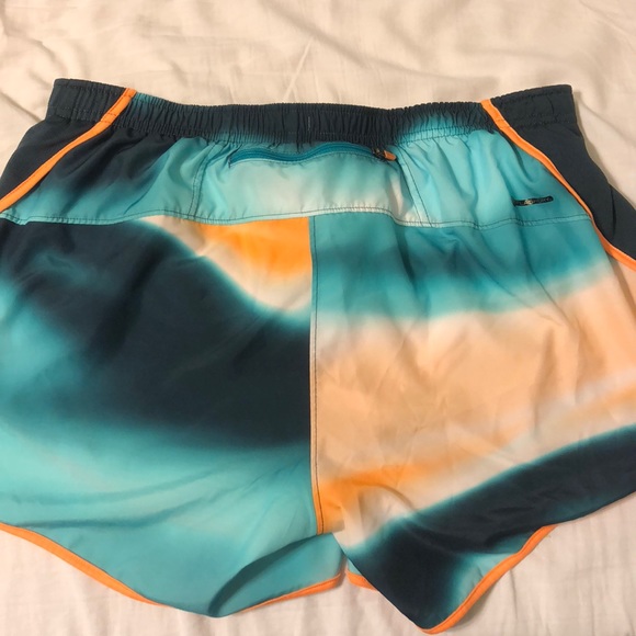 North Face shorts - Picture 2 of 3